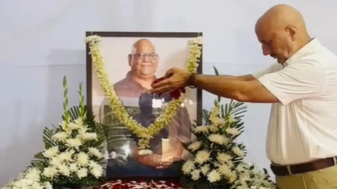 Anupam Kher offers tribute to Satish Kaushik with an emotional note: Ja! Tujhe maaf kiya Anupam Kher offers tribute to Satish Kaushik with an emotional note: Ja! Tujhe maaf kiya