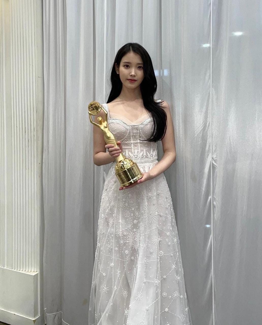 Fashion Faceoff: IU vs. Bae Suzy; Who wore the white long gown ...