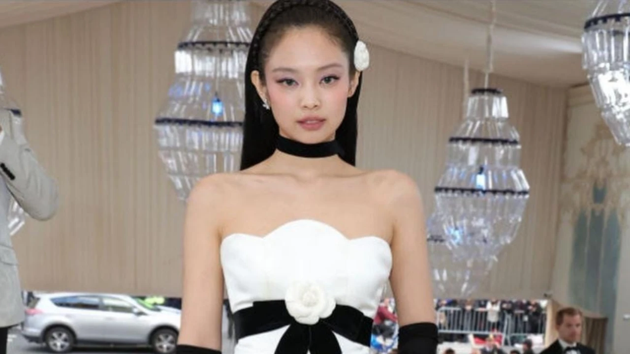 BLACKPINKs Jennie Made Her Met Gala Debut In Vintage Chanel #25 BLACKPINKs Jennie Made Her Met Gala Debut In Vintage Chanel
