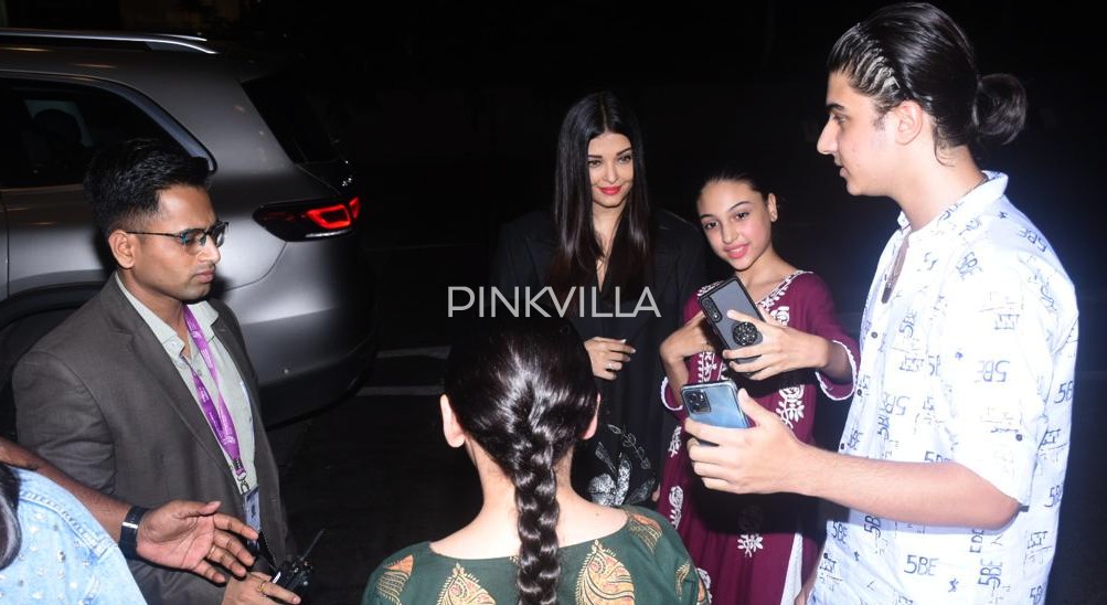 Aishwarya Rai Bachchan poses with her fans at the airport