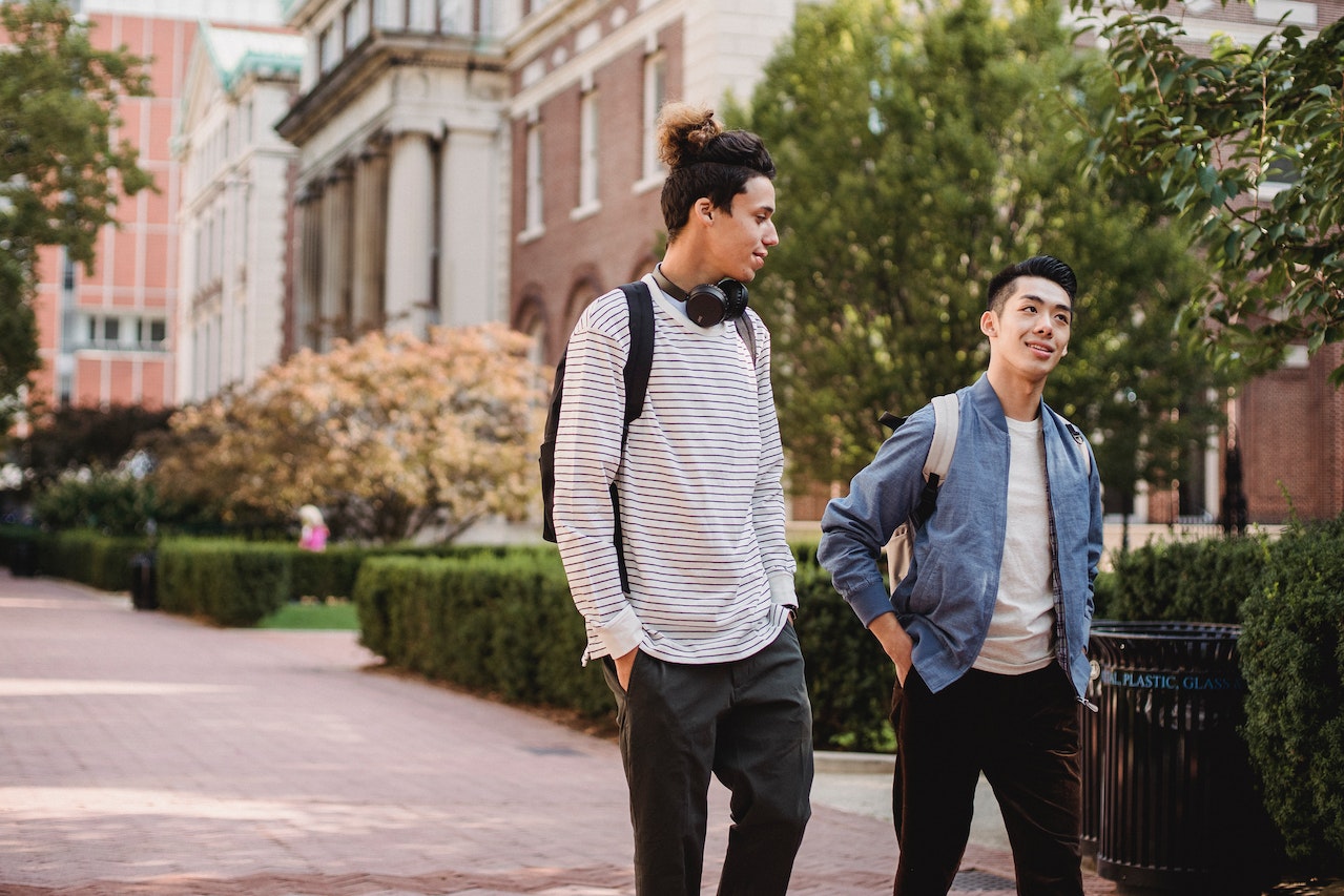 25 Obvious Signs Your Friend Likes You
