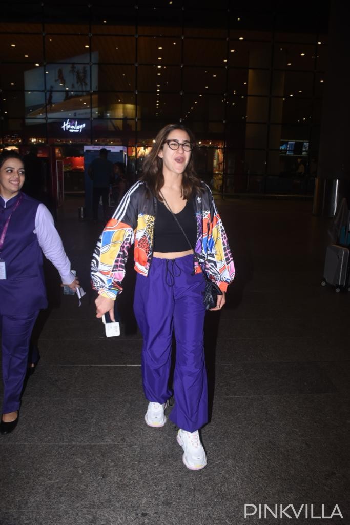 Sara Ali Khan chào đón các tay săn ảnh