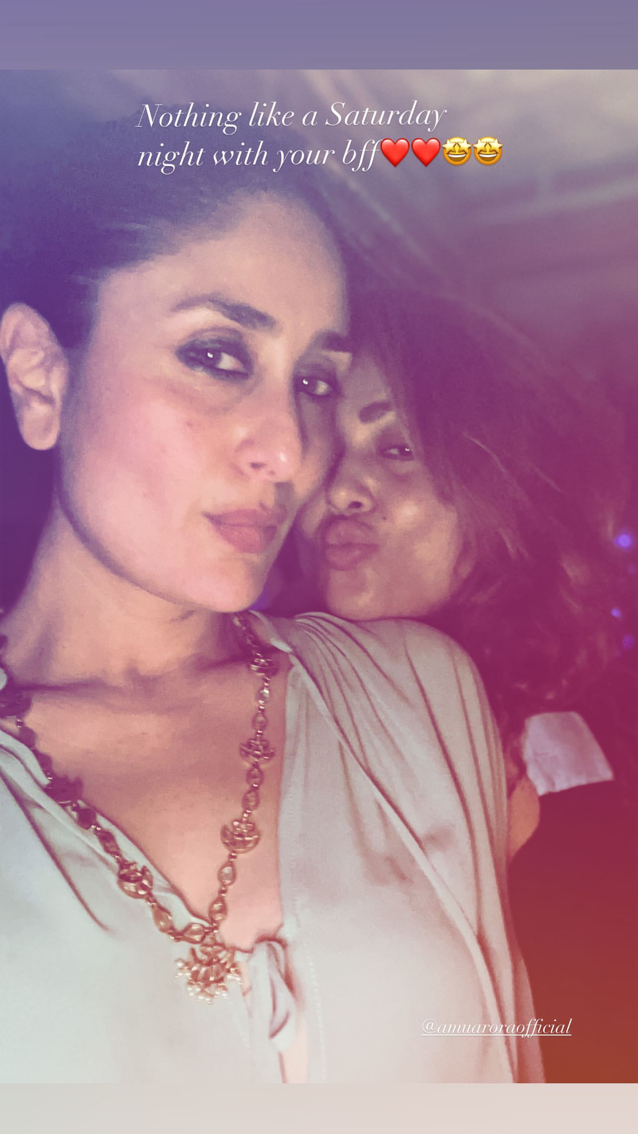 Kareena Kapoor Khan và Amrita Arora đã đăng một bức ảnh tự sướng vào tối thứ Bảy