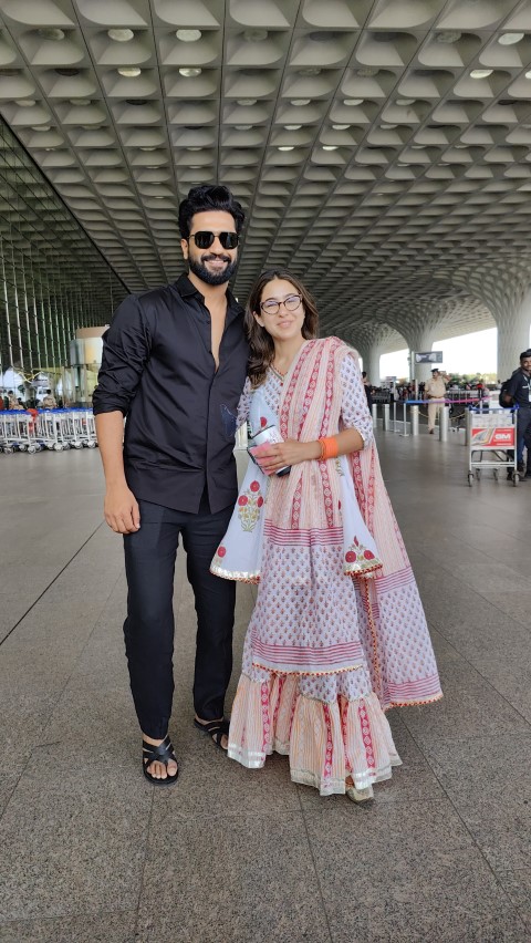 Vicky Kaushal và Sara Ali Khan được phát hiện tại sân bay vào sáng Chủ nhật