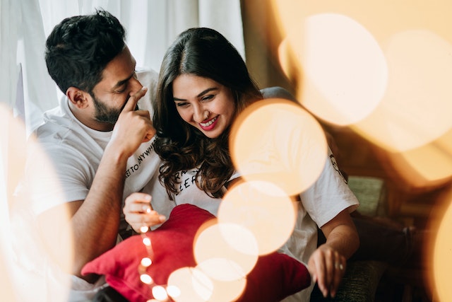 Dấu hiệu tinh tế để hiểu nếu một cô gái nhút nhát thích bạn 