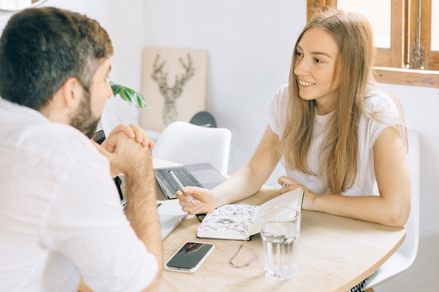 Dấu hiệu tinh tế để hiểu nếu một cô gái nhút nhát thích bạn