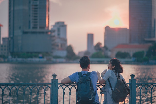 Dấu hiệu tinh tế để hiểu nếu một cô gái nhút nhát thích bạn