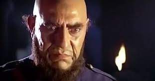 Amrish Puri trong vai cai ngục độc ác trong Mohanlal's Kaalapani 