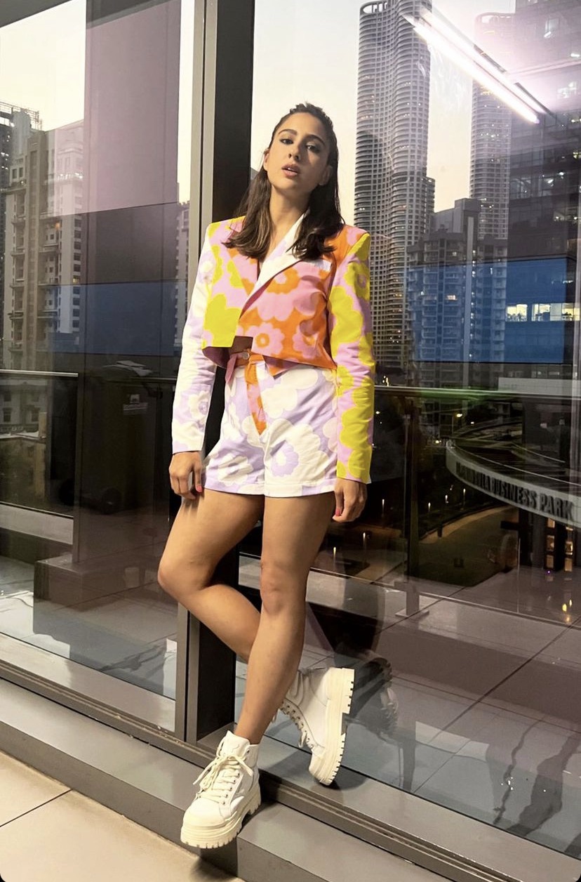 Sara Ali Khan trong bộ quần short phối hợp giữa Payal & Zinal chứng tỏ họa tiết hoa là xu hướng thời trang tuyệt vời trong mùa hè 