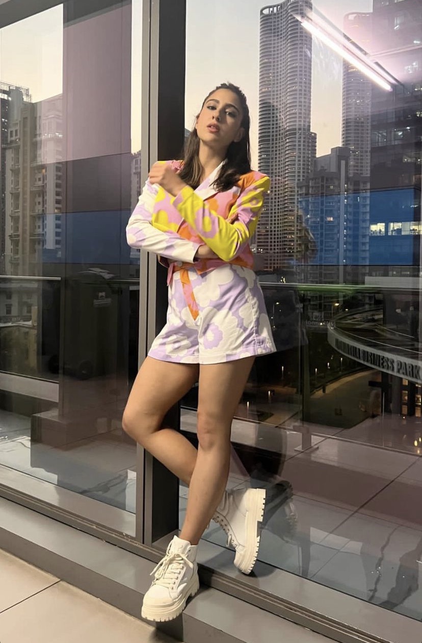 Sara Ali Khan trong bộ quần short phối hợp giữa Payal & Zinal chứng tỏ họa tiết hoa là xu hướng thời trang tuyệt vời trong mùa hè 