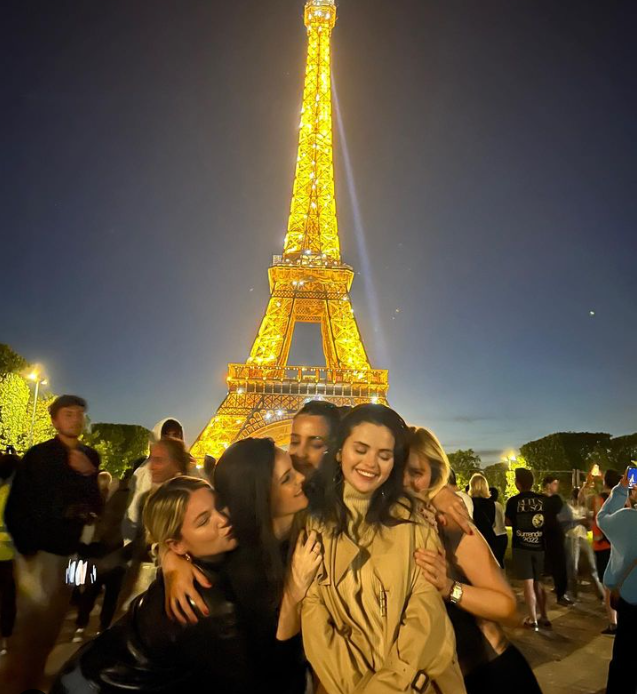 Selena Gomez cùng bạn bè