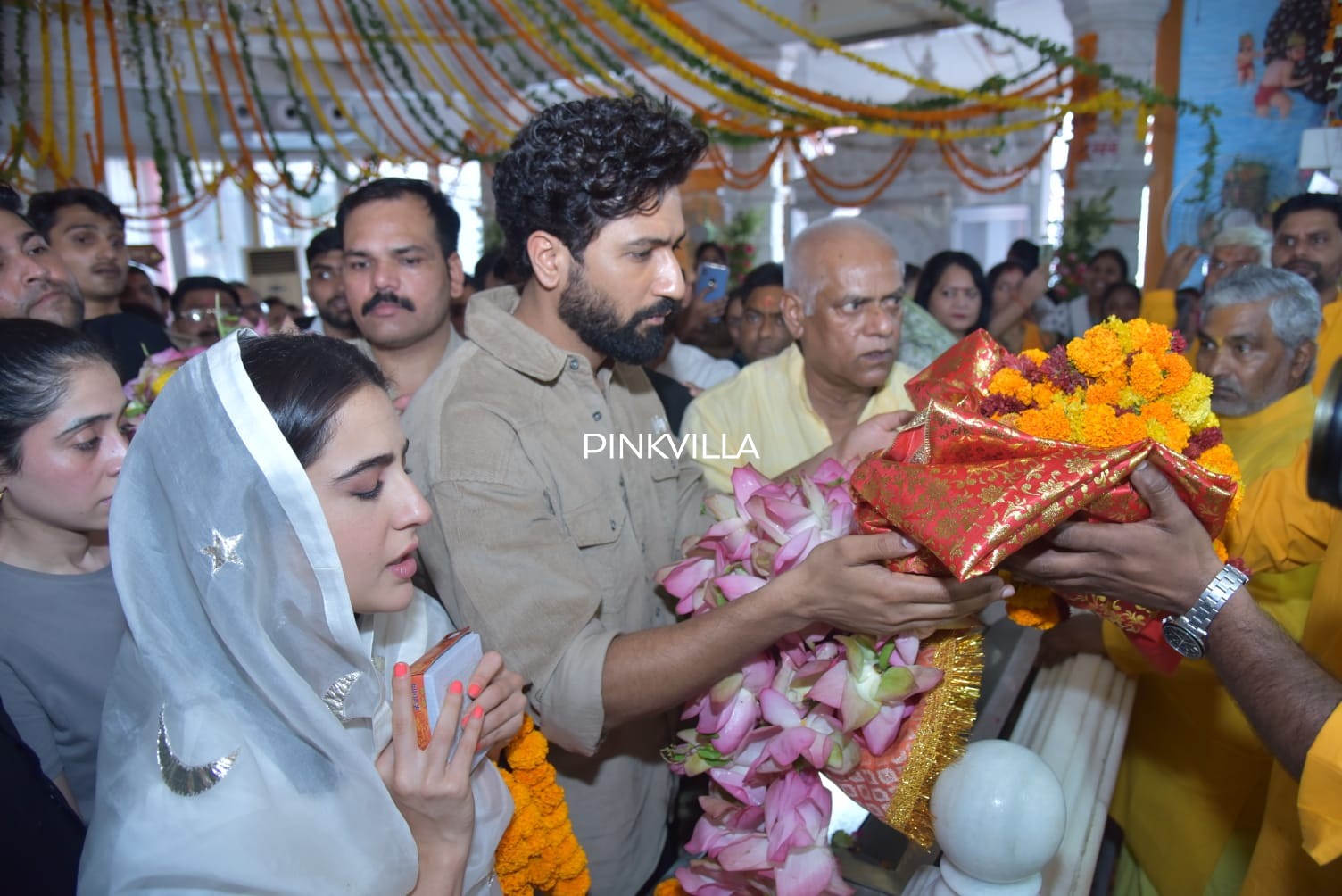 Sara Ali Khan và Vicky Kaushal tìm kiếm phước lành tại ngôi đền Lucknow