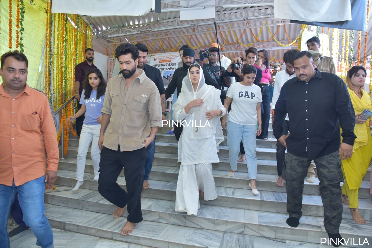 Sara Ali Khan và Vicky Kaushal tìm kiếm phước lành tại ngôi đền Lucknow