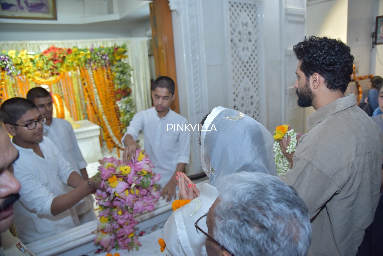Sara Ali Khan và Vicky Kaushal tìm kiếm phước lành tại ngôi đền Lucknow