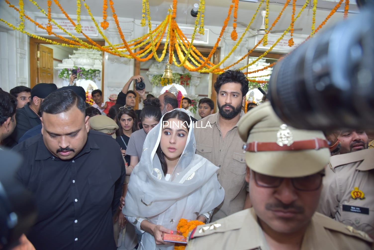 Sara Ali Khan và Vicky Kaushal tìm kiếm phước lành tại ngôi đền Lucknow