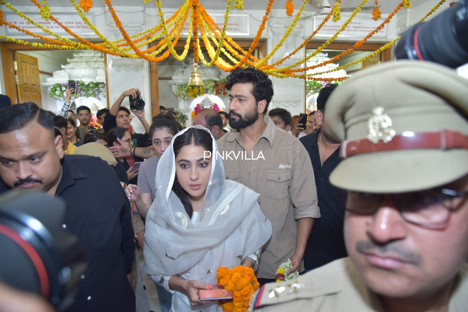 Sara Ali Khan và Vicky Kaushal tìm kiếm phước lành tại ngôi đền Lucknow