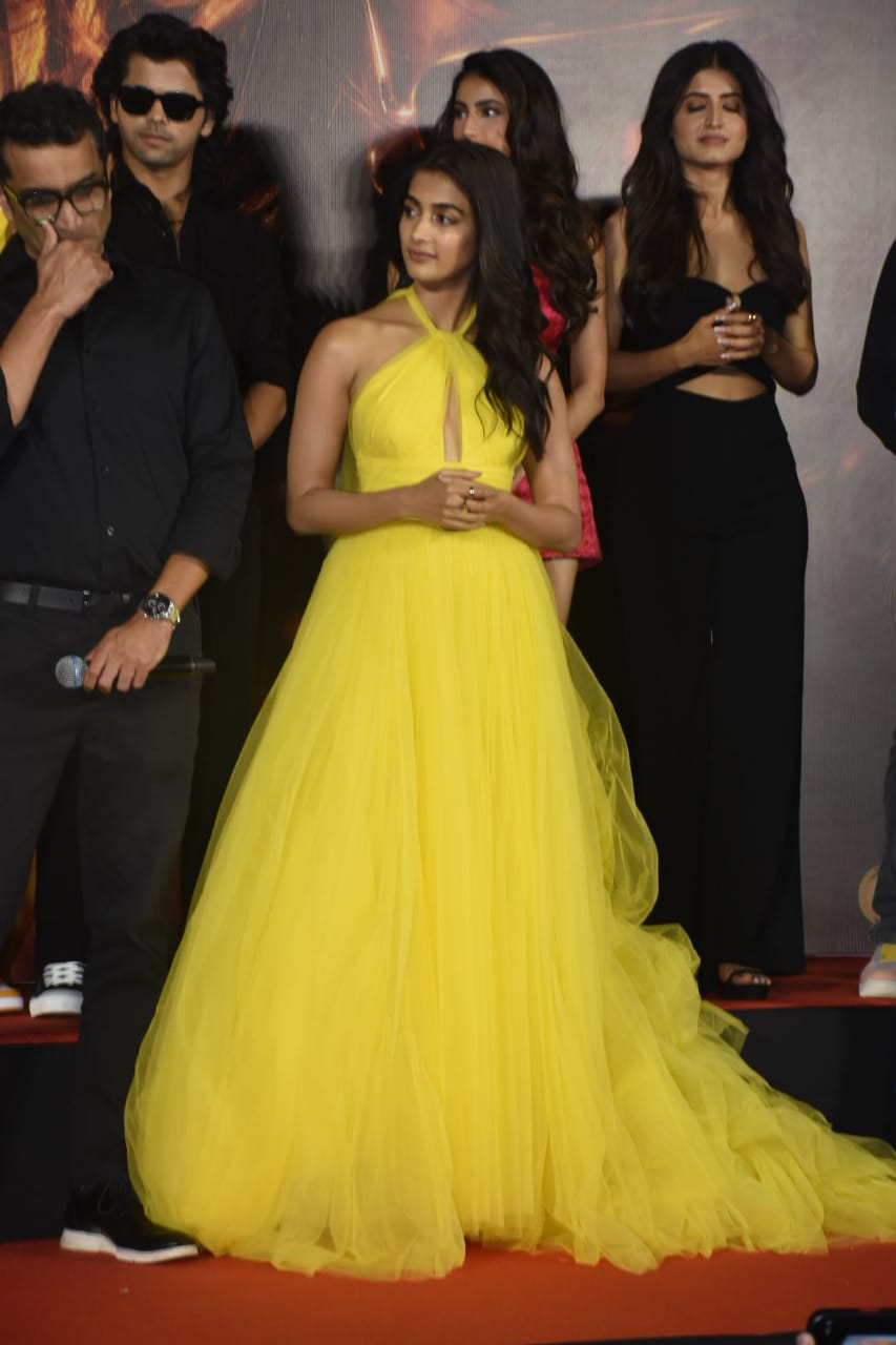 Pooja Hegde trong chiếc váy màu vàng