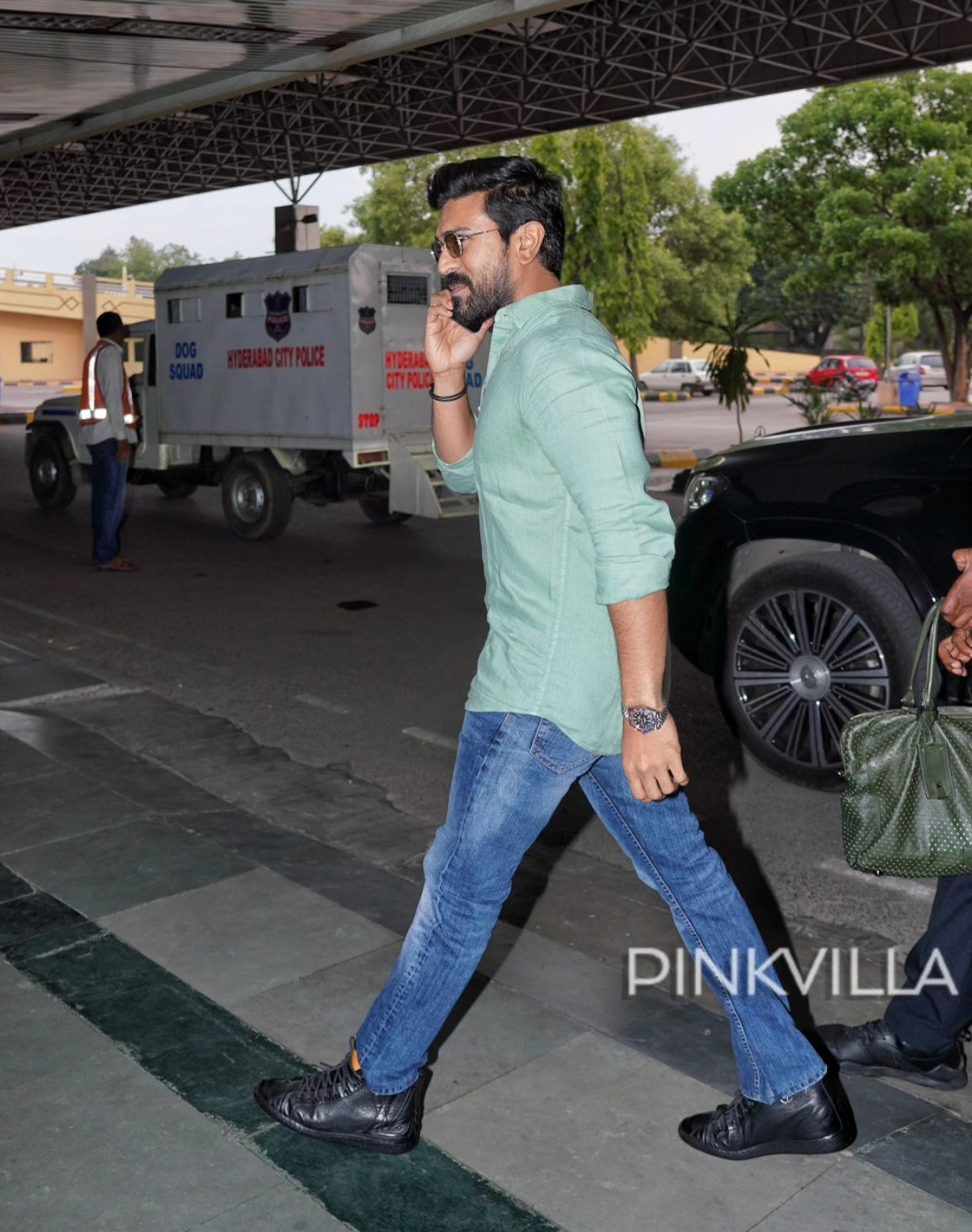 Ram Charan đến sân bay Mumbai