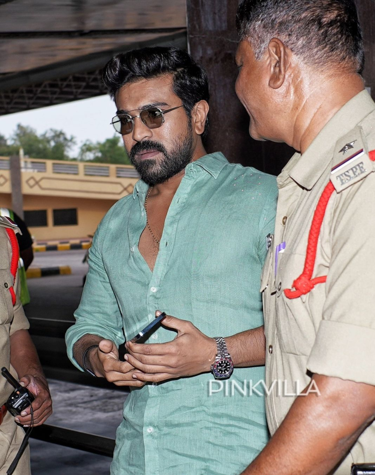Ram Charan đến sân bay Mumbai