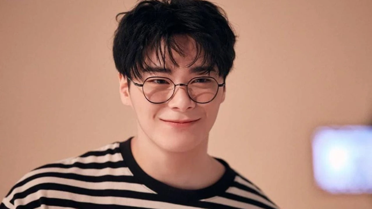 ASTRO fans gather to honor Moonbin a month after his demise; attend concert screening in Japan