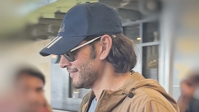 El look de aeropuerto de Mahesh Babu condimentó a la perfección su estilo en 2007 a su regreso de sus vacaciones en España;  foto