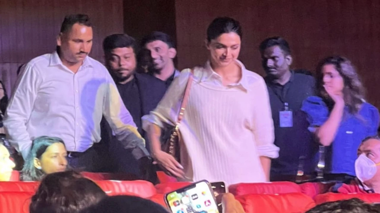 WATCH what happened when Deepika Padukone made an unexpected entry at Jay Shetty’s show in Bangalore WATCH what happened when Deepika Padukone made an unexpected entry at Jay Shetty’s show in Bangalore