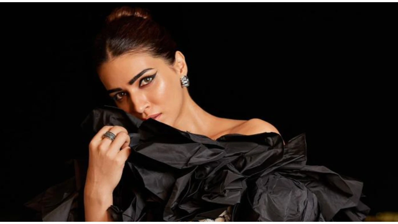 kriti-sanon-awards-celebrity-style-Bollywood-fashion
