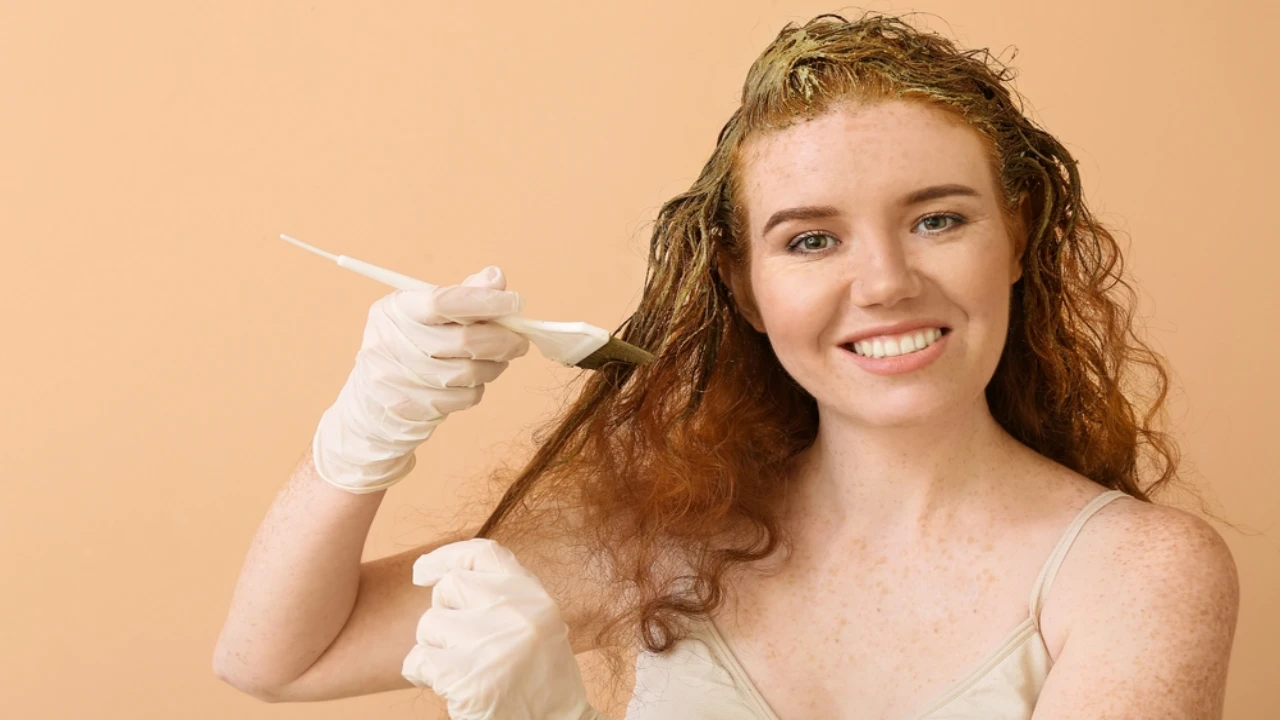 How to Lighten Hair Without Bleach: 11 Easy And Effective Ways