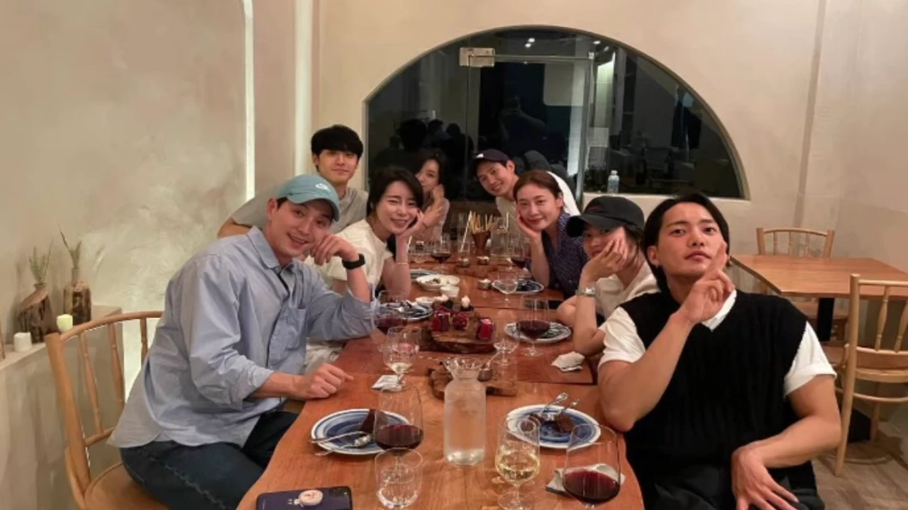 The Glory: Cha Joo Young drops a group photo as Song Hye Kyo, Lee Do Hyun, Lim Ji Yeon, others enjoy a meal