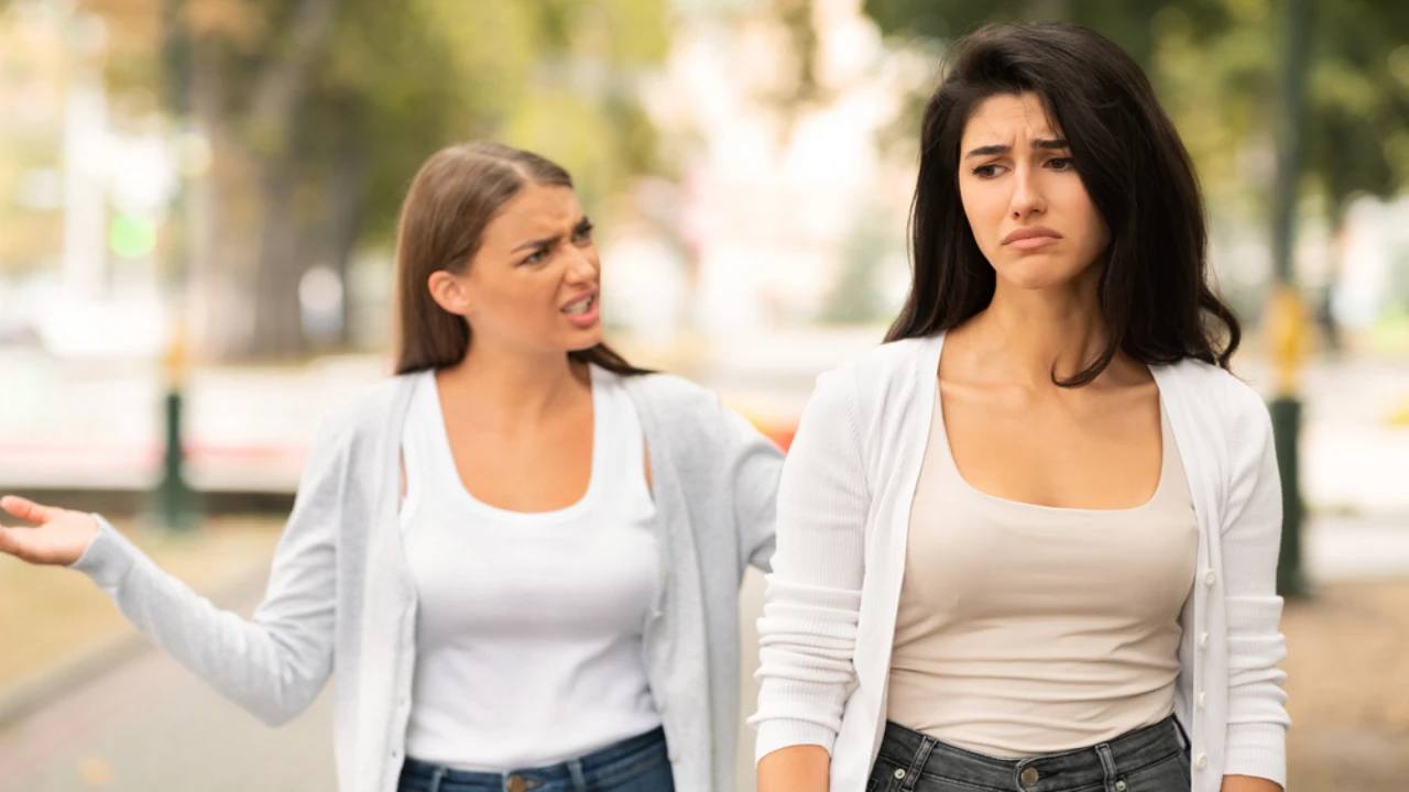Here are the Subtle Signs of an Unhealthy Friendship between toxic friends Here are the Subtle Signs of an Unhealthy Friendship between toxic friends