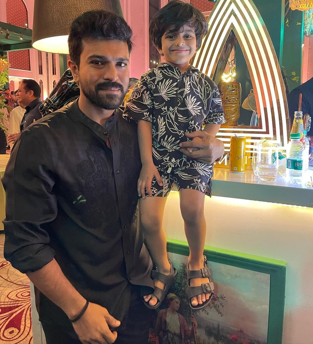 Ram Charan với một đứa trẻ trong đám cưới của Sharwanand