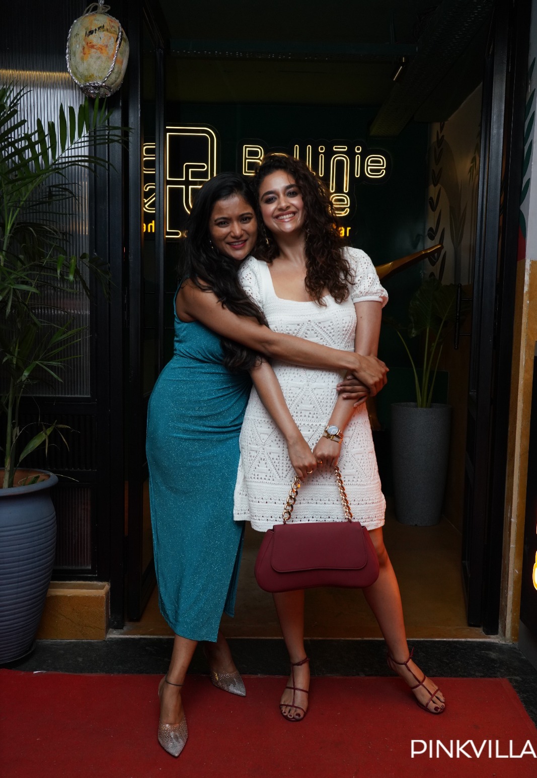 Keerthy Suresh, Rashmika Mandanna, Anand Deverakonda lộng lẫy trong bữa tiệc sinh nhật của một người bạn thân;  NHỮNG BỨC ẢNH