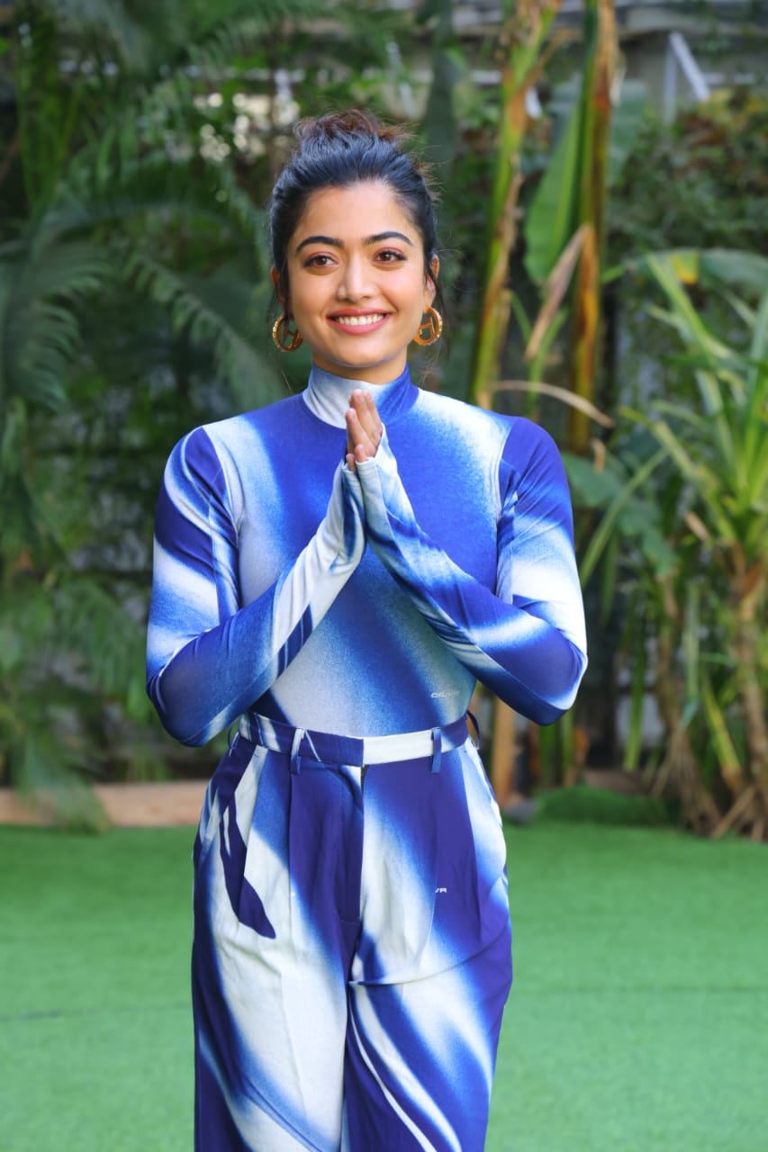 Bộ áo liền quần màu xanh Rashmika Mandanna