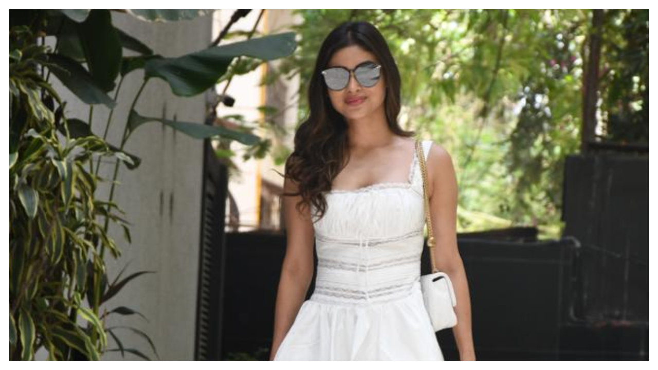 Mouni Roy rạng rỡ trong chiếc váy trắng với chiếc túi Chanel Mini Flap Bag;