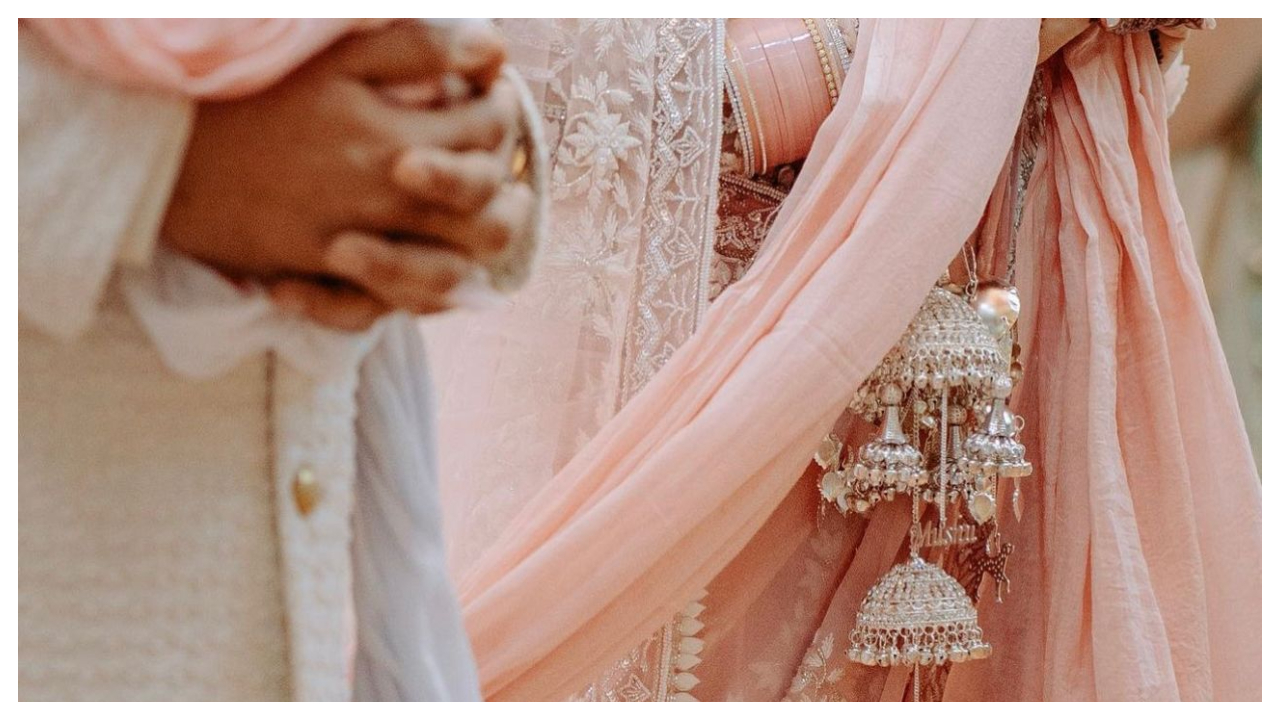 Saree cưới màu hồng baby của Sonnalli Seygall là sự pha trộn hoàn hảo giữa hiện đại và truyền thống