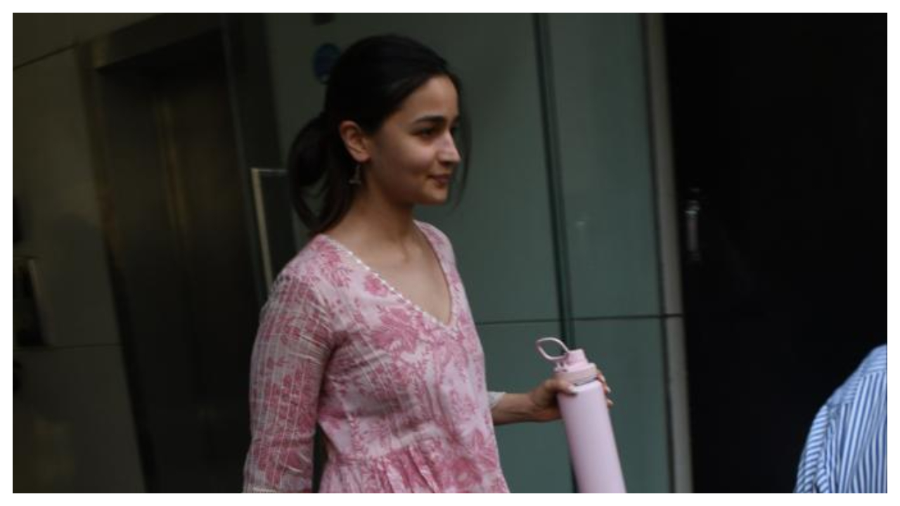 Alia Bhatt trông dễ thương trong bộ Devnaagri kurta màu hồng