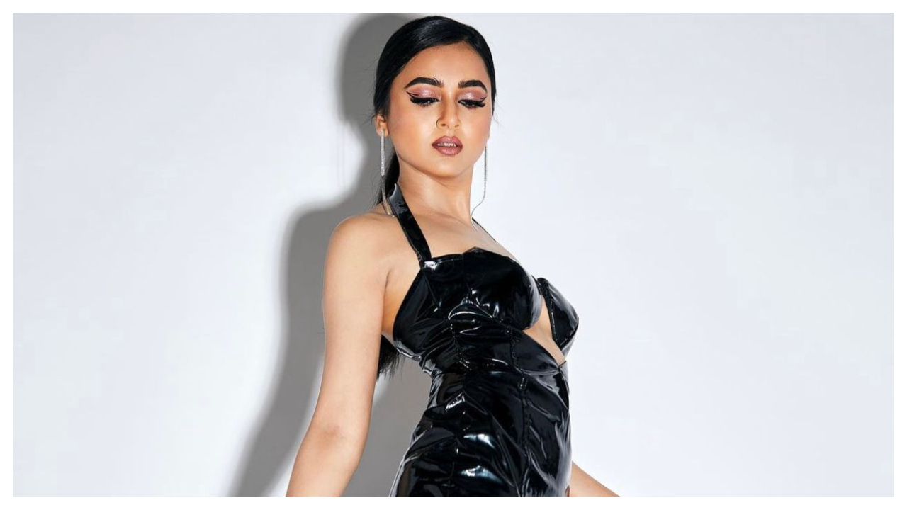 6 lần Tejasswi Prakash khiến chúng ta kinh ngạc với bộ sưu tập váy của cô ấy
