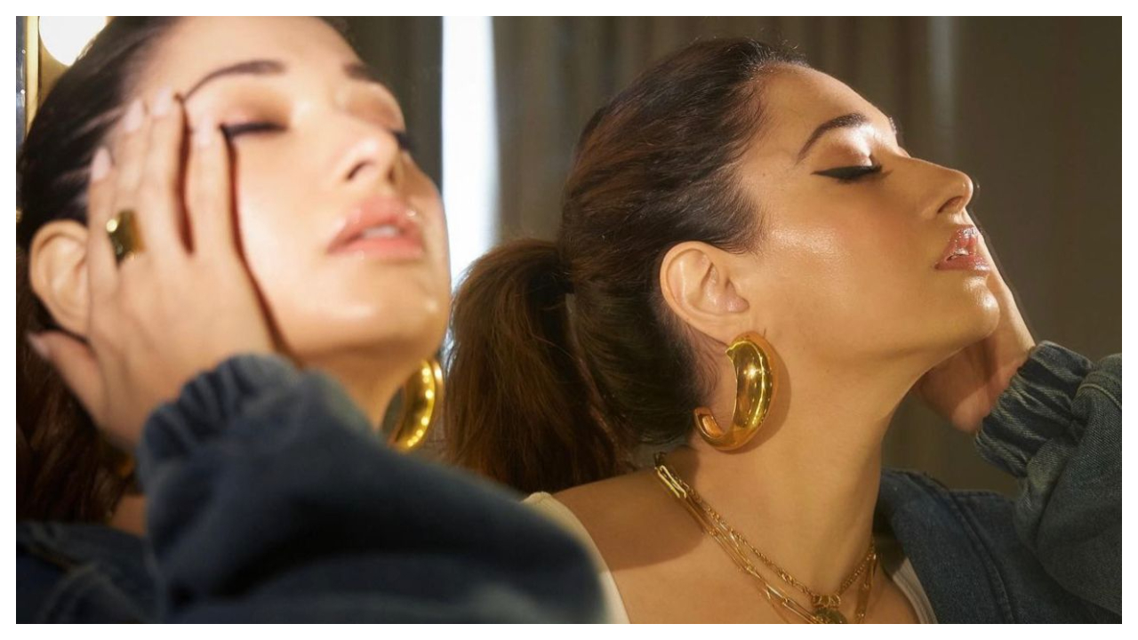 Tamannaah Bhatia khoe vẻ sành điệu với áo bralette trắng và quần jean họa tiết