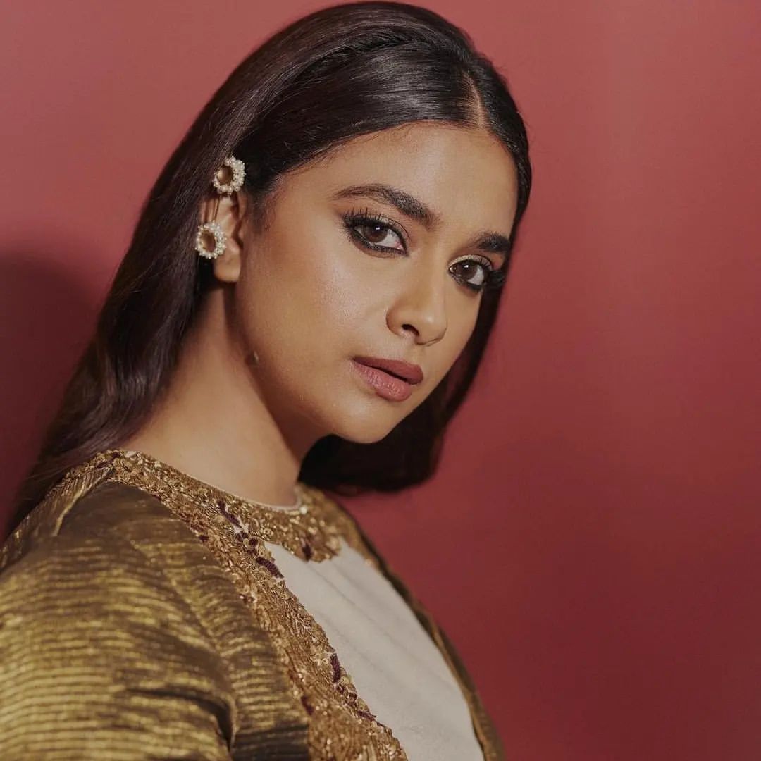 Rèm cửa Keerthy Suresh và hoa tai bộ lạc