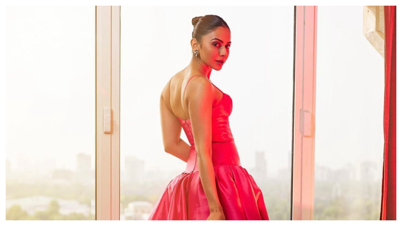 Rakul Preet Singh gia nhập băng đảng Barbiecore trong bộ váy màu hồng fuchsia của Gauri và Nainika