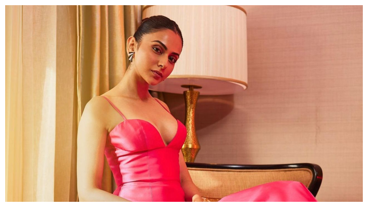 Rakul Preet Singh gia nhập băng đảng Barbiecore trong bộ váy màu hồng fuchsia của Gauri và Nainika