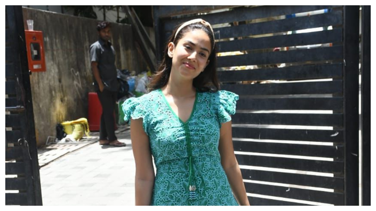 Mira Rajput kết hợp một chiếc váy màu xanh lam dễ thương với một chiếc túi Louis Vuitton trị giá 2,71 Rupi