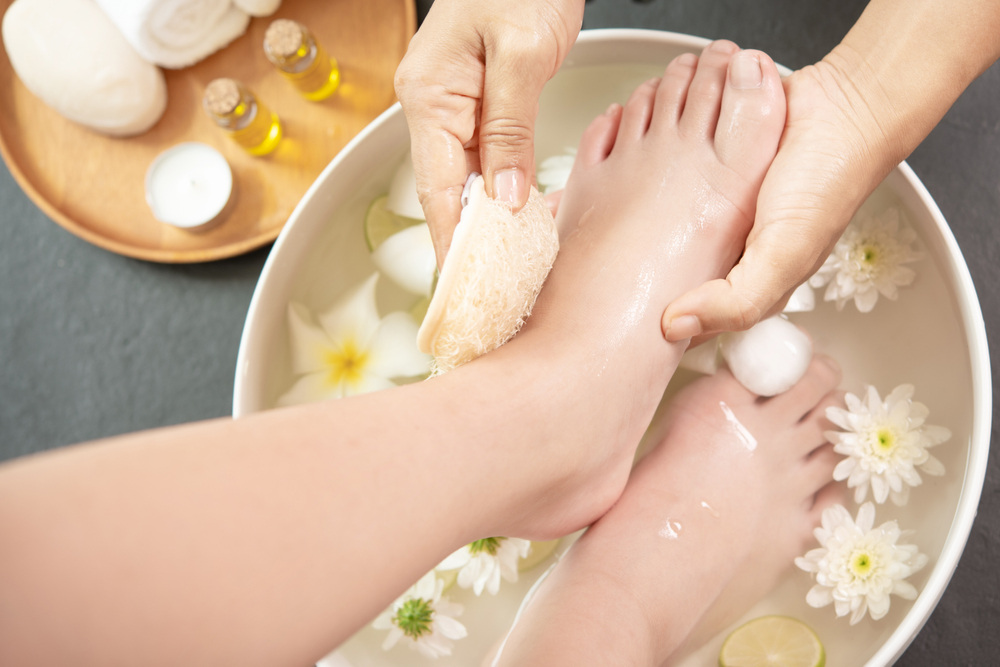 Làm móng tay so với làm móng chân