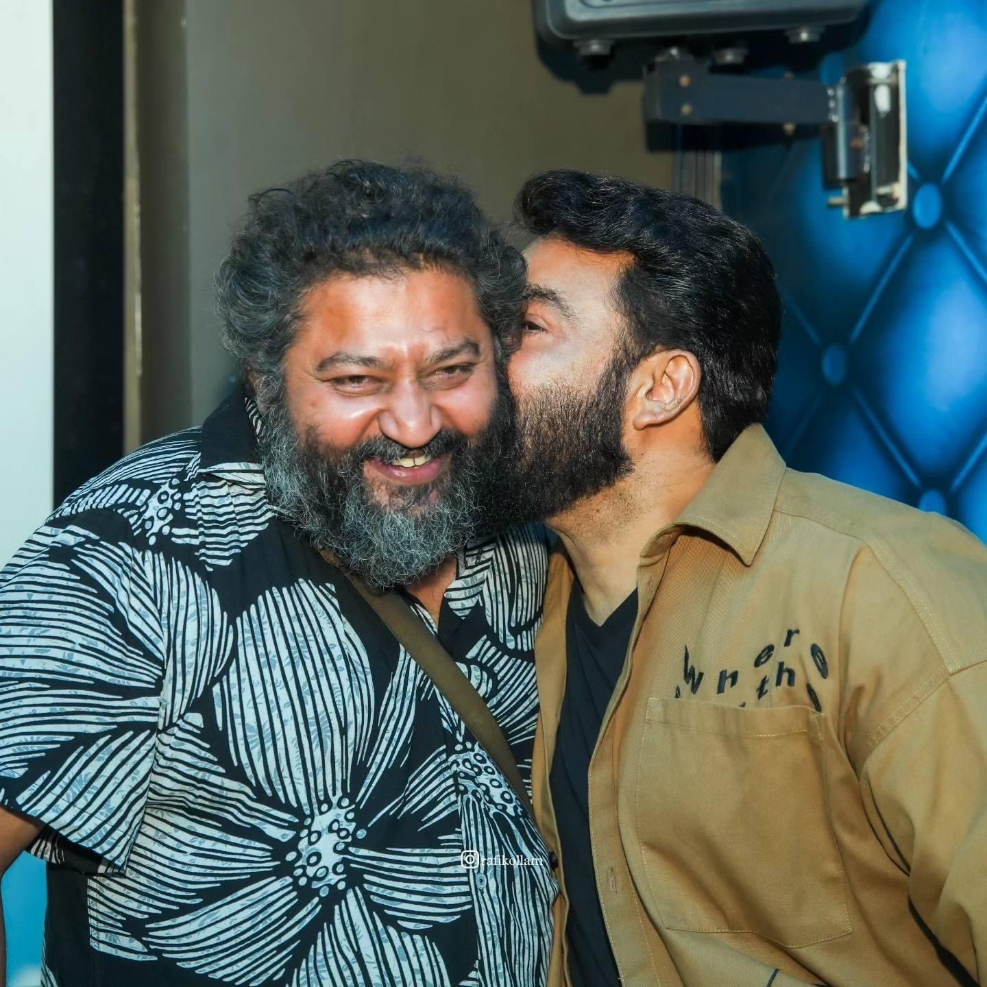 Mohanlal and Lijo Jose Pellissery's pic from Malaikottai Vaaliban wrap party