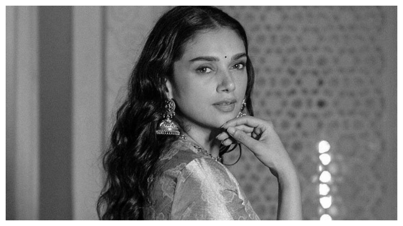 Aditi Rao Hydari tỏa sáng như vàng nóng chảy trong chiếc lehenga lụa lộng lẫy của cô bởi Raw Mango