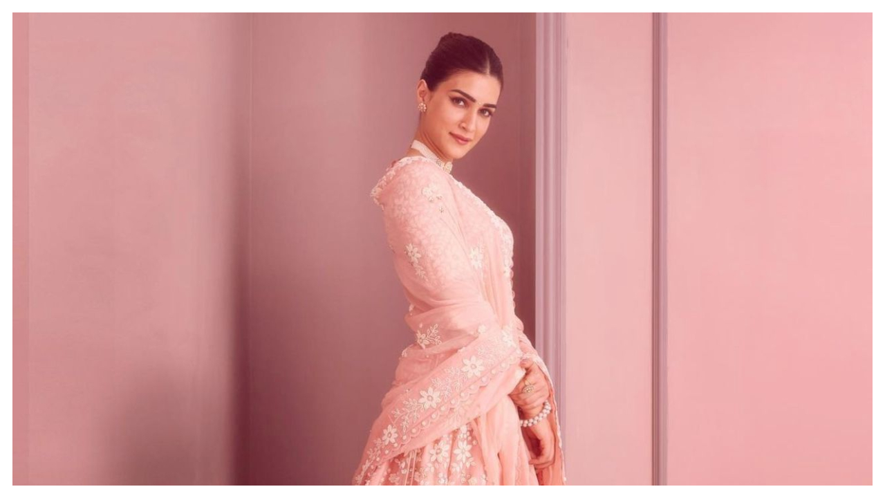 Kriti Sanon trông thật kỳ diệu trong chiếc lehenga màu hồng nhạt được thiết kế bởi Nachiket Barve