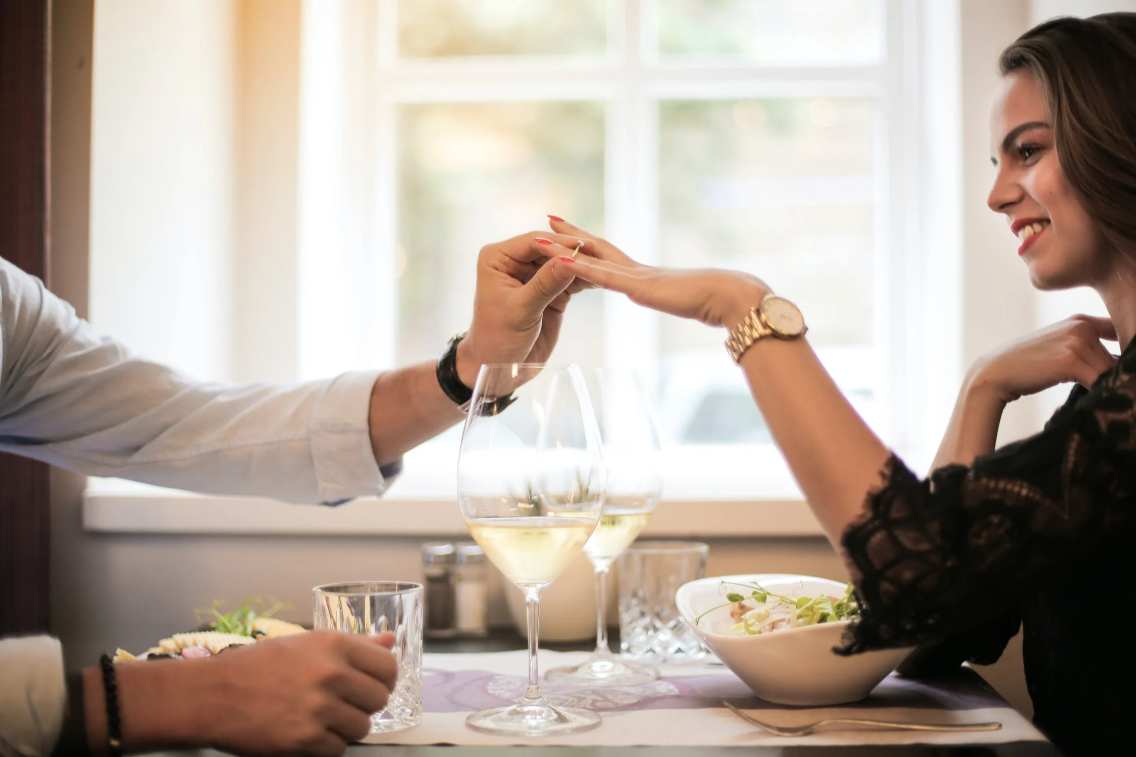 Nếu tôi cầu hôn trước hoặc sau bữa tối