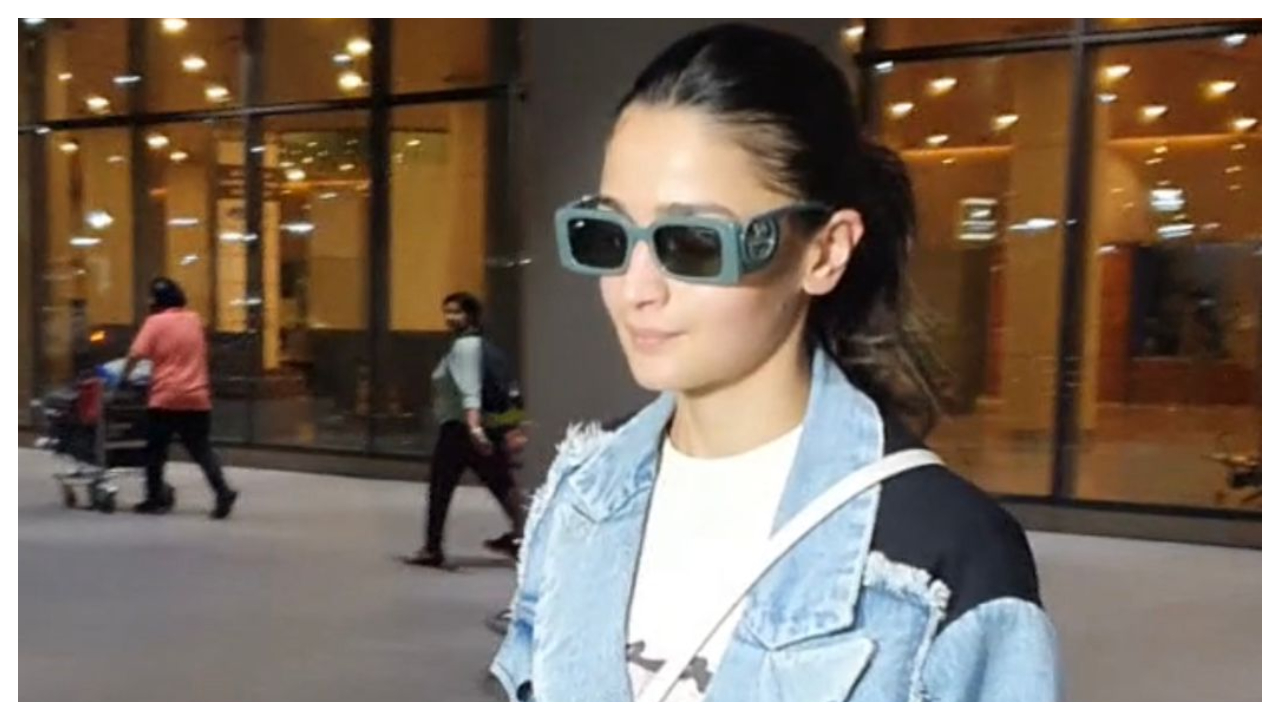 Sân bay của Alia Bhatt trong bộ đồ denim cổ điển thơ mộng và Rs.  Túi Gucci 3,68 vạn rất hấp dẫn