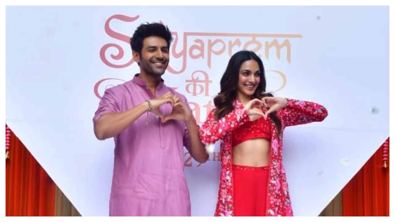 Kiara Advani looks hot in Nachiket Barve's jacket ensemble for release of 'Sun  Sajni'; Guess how much it costs | PINKVILLA