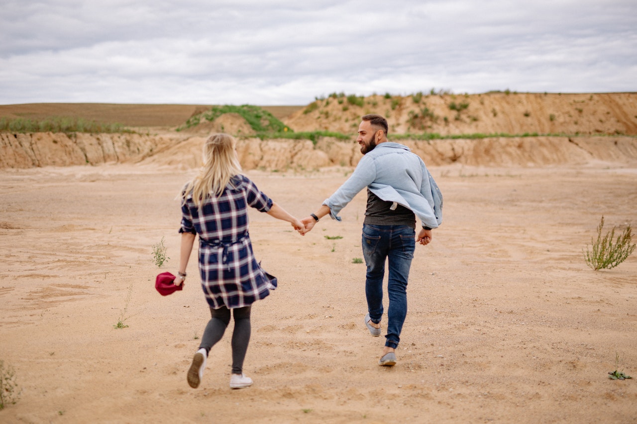 51 Beach Date Ideas to Spice Up Your Relationship